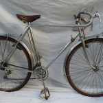 Le vélo barralumin un poids plume très moderne pour son âge Bike Café