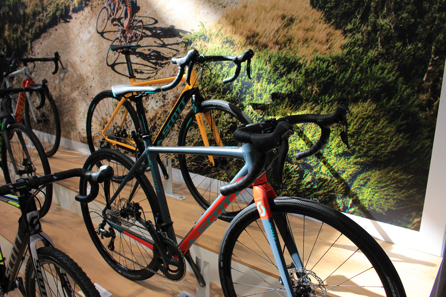Comment choisir entre un vélo de route endurance et un vélo de gravel?
