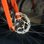 Attention en traversant … il ne faut pas se tromper d’axe ! Bike Café