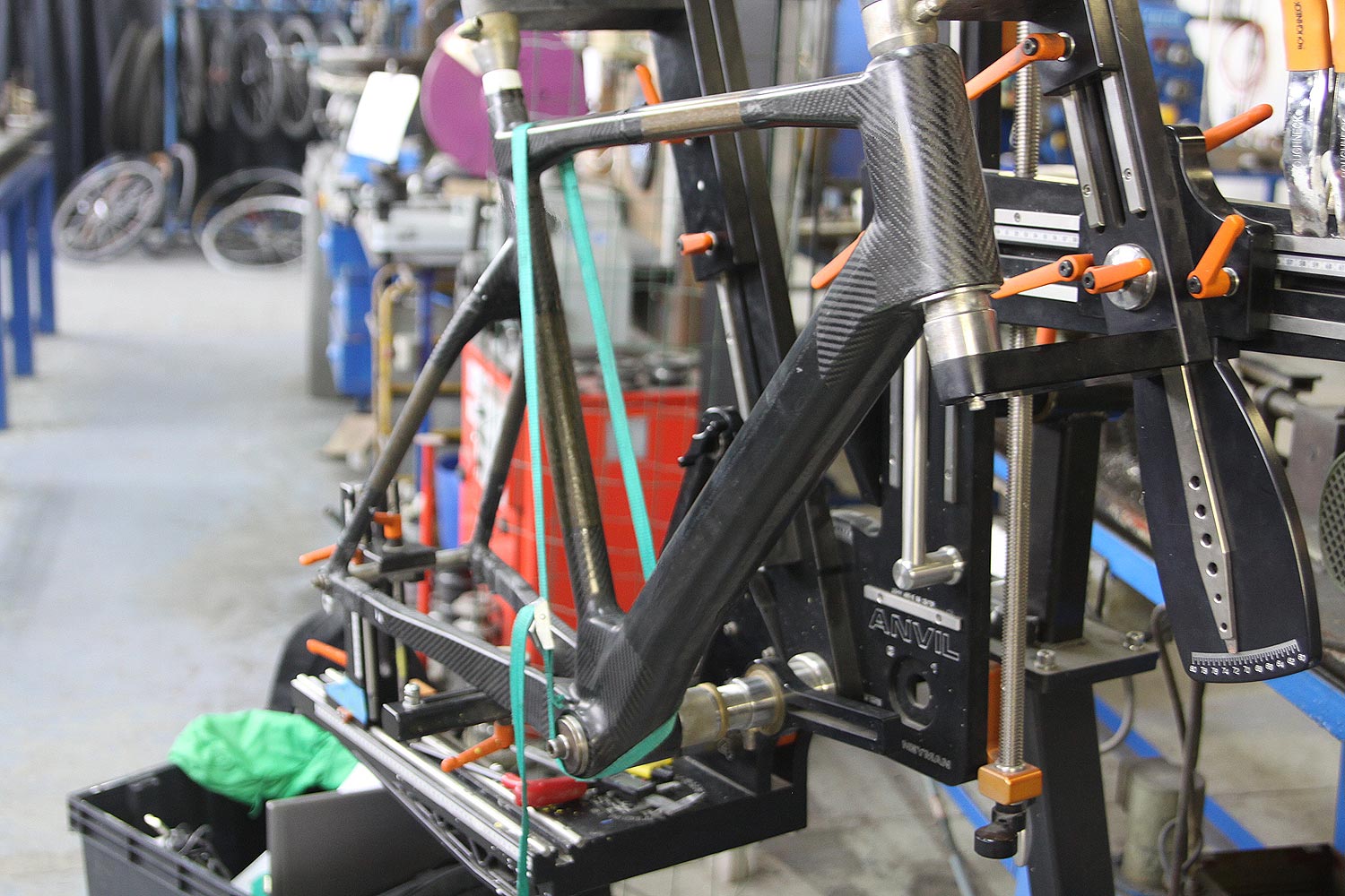Petit-Breton conçoit et fabrique des vélos en carbone sur mesure.
