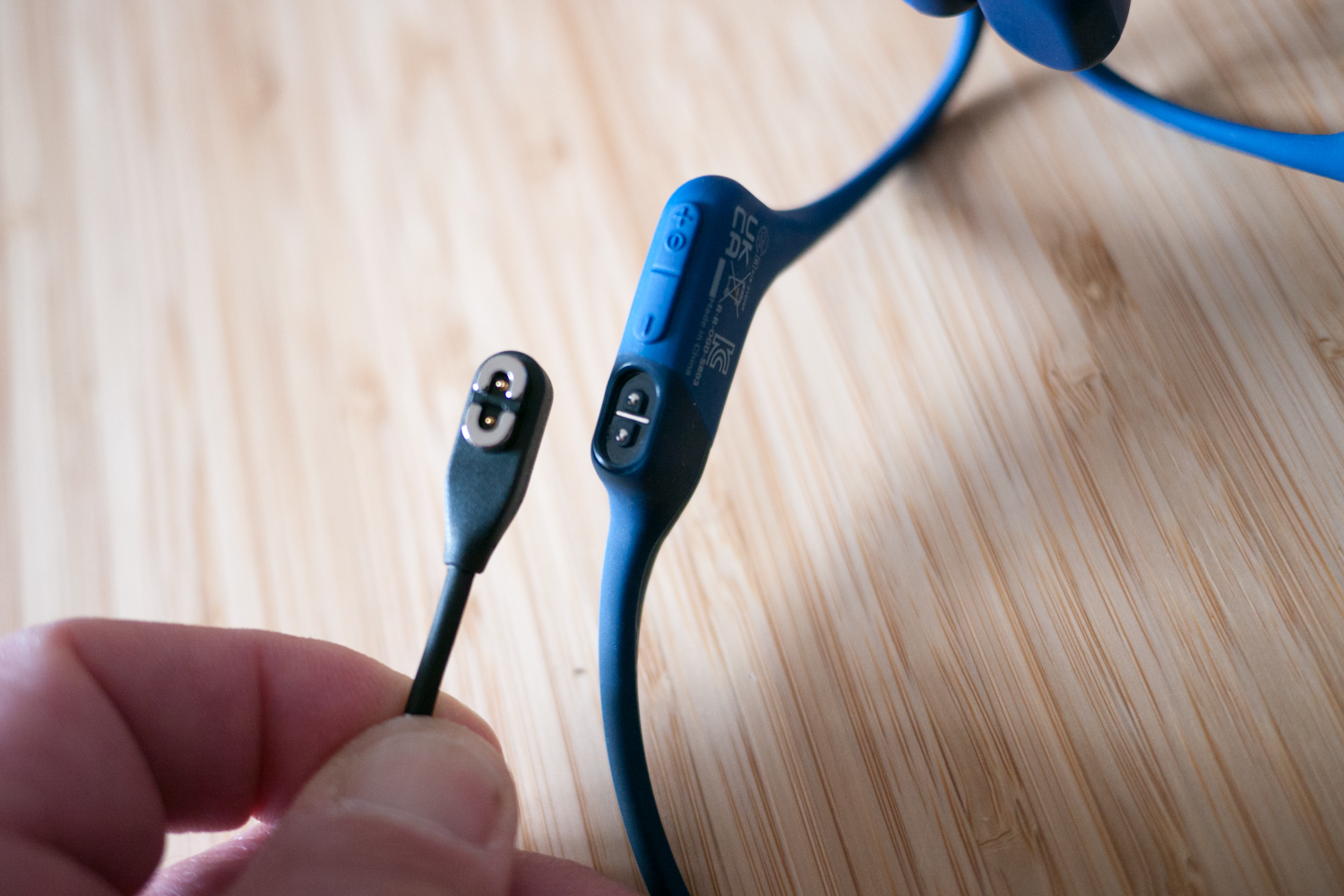 Cycling Shokz Audio Bone Conduction Open-ear Headphones wireless magnetic charge