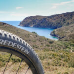 Pneus Vredestein Spotted Cat Superlite : Pump up the volume ! Vredestein Spotted Cat Superlite XC Cross-country 29er gravel tyre tire Cap de Creus Banner