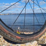 Pneus gravel semi-slick, une tendance qui s’affirme Semi slick gravel tyres tires cycling Scwalbe G-One RS 35mm semislick close up sea side Mavic Allroad wheel