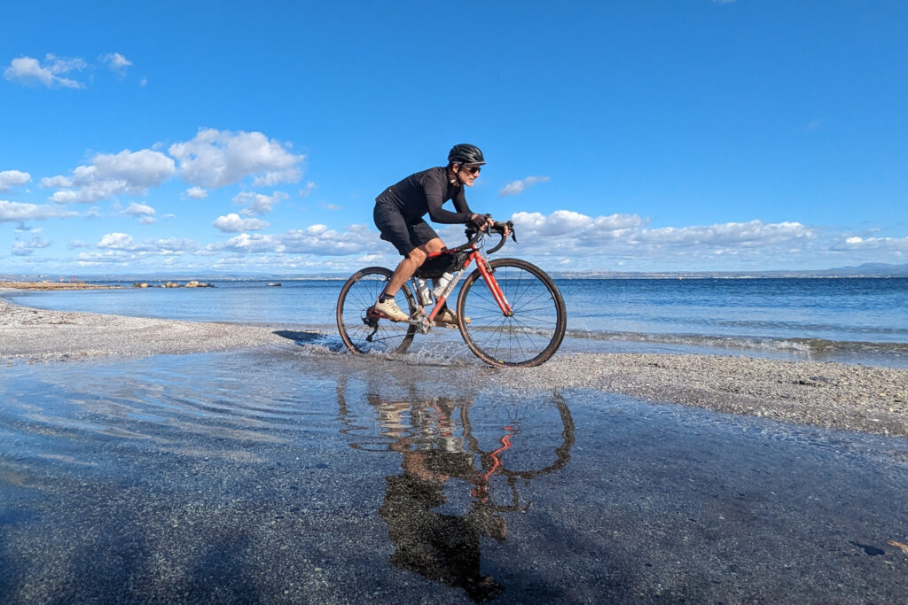 Semi slick gravel tyres tires cycling Scwalbe G-One RS 35mm semislick étang de Berre sand crossing