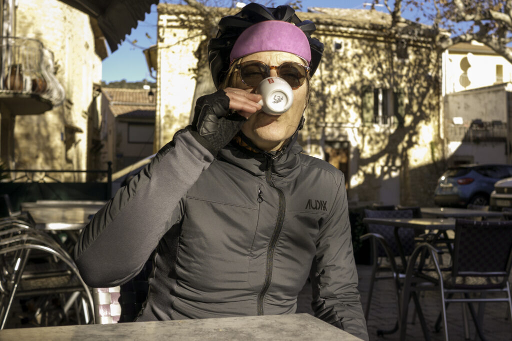 Café du Cycliste Audax Alpilles winter women cycling Zélie capuche