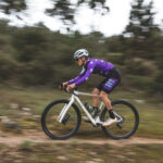 Après les femmes, les hommes du Café du Cycliste se lancent dans le Gravel Race. Le Team Ggravel homme du Café du Cycliste