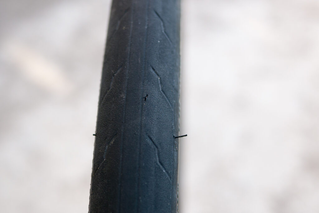 Hutchinson Challenger TLR 700 X 32 endurance road cycling tire tyre close-up after 2000 km