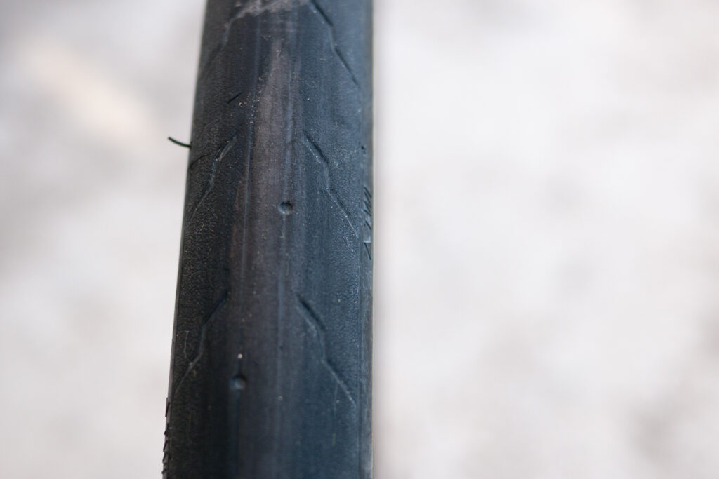 Hutchinson Challenger TLR 700 X 32 endurance road cycling tire tyre close-up after 2000 km