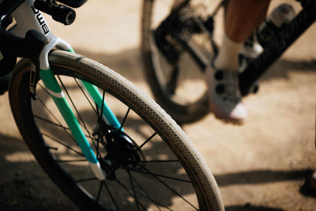 Pneu Gravel Hutchinson Caracal Tubeless Ready 700x40 - Hardskin, Brun Clair, Pour Vitesse Et Durabilité