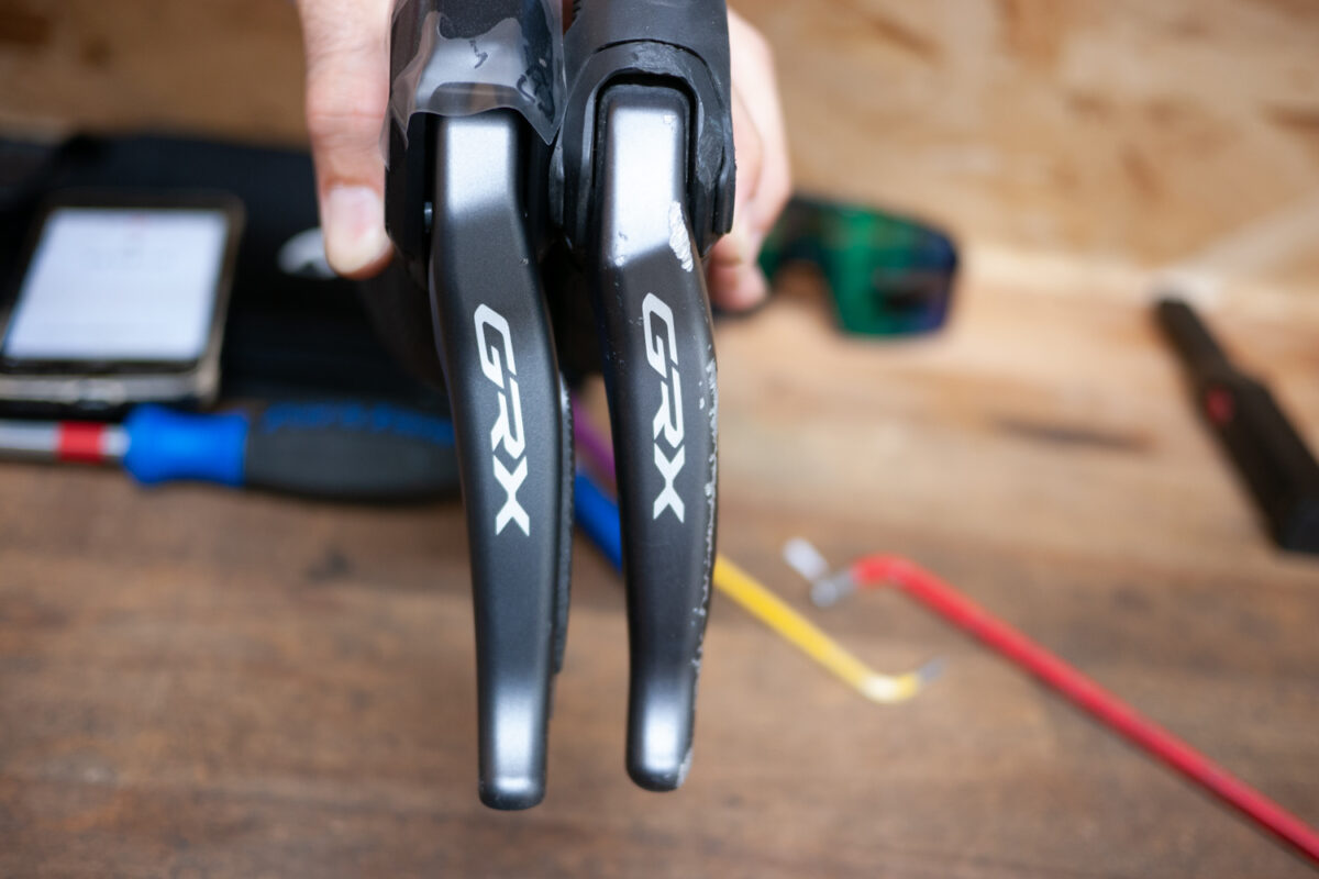 Shimano GRX 825 Di2 and 815 shifters comparison