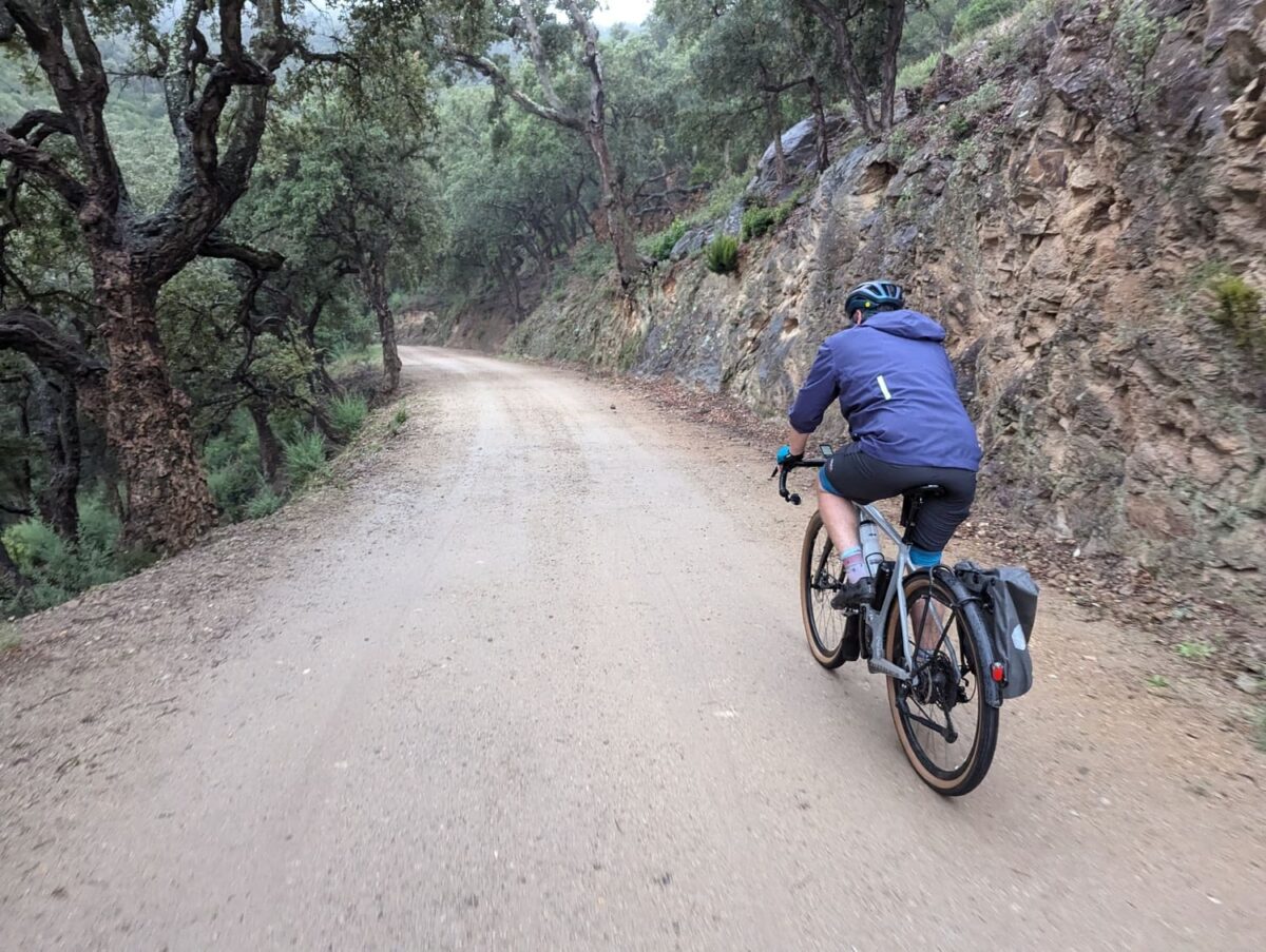 Belle piste gravel avant d'atteindre le col du Bougnon.