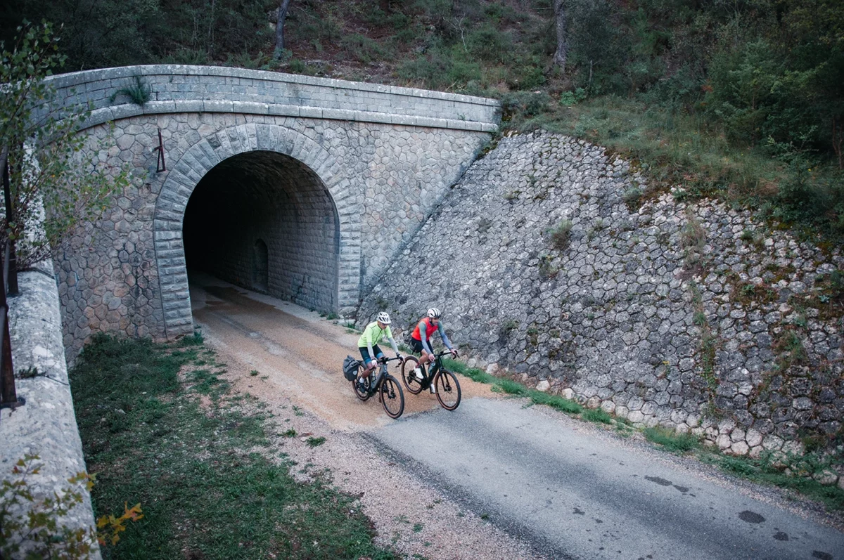 Les vélos de gravel Moustache sur l'ancienne voie ferrée