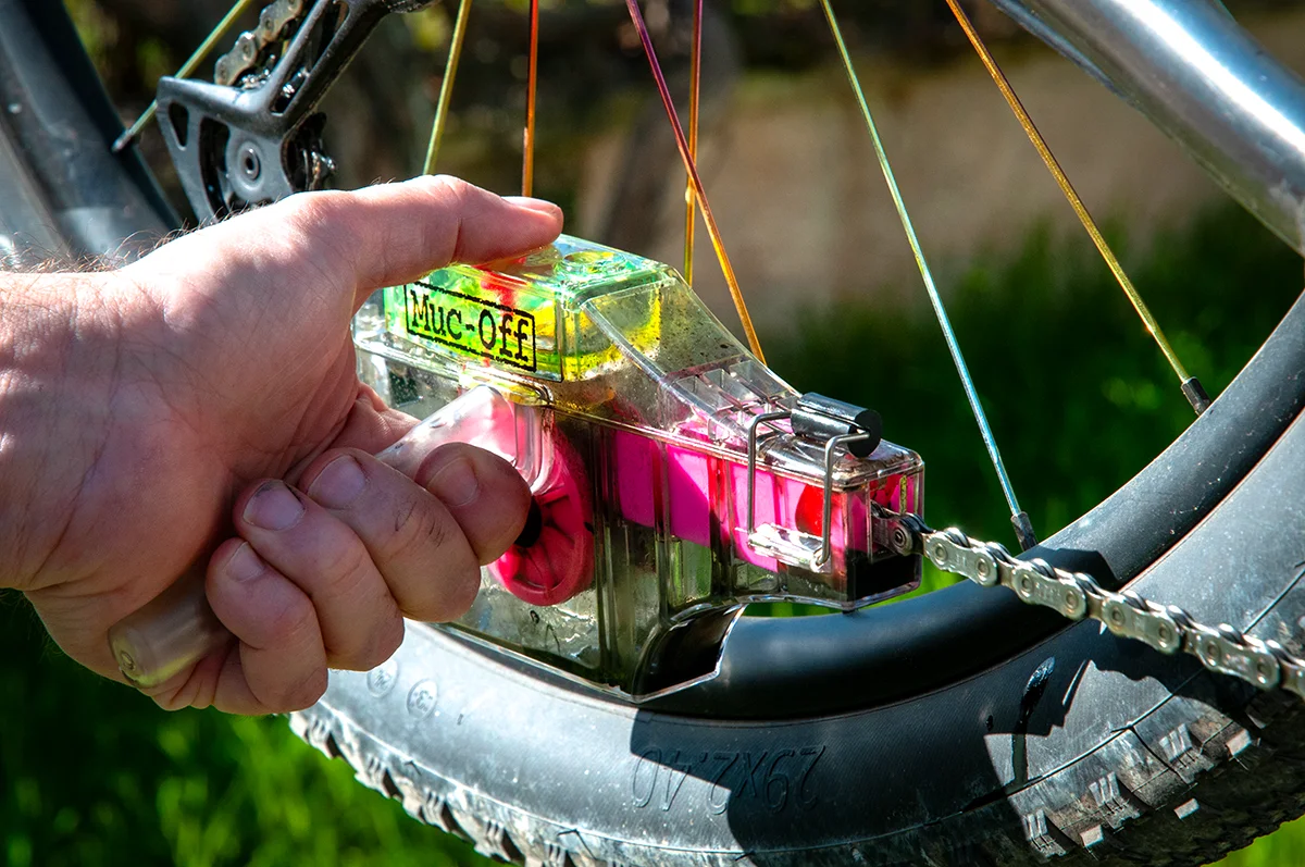 Muc-Off nettoyeur de chaîne - poussez le bouton pour libérer le produit nettoyant