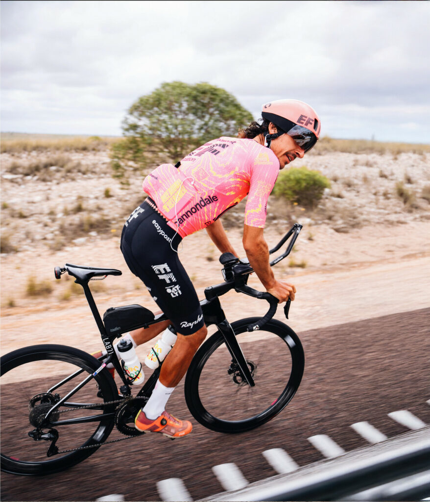 Lachlan Morton sur son Synapse qui lui a permis de boucler le tour de l'Australie en un temps record