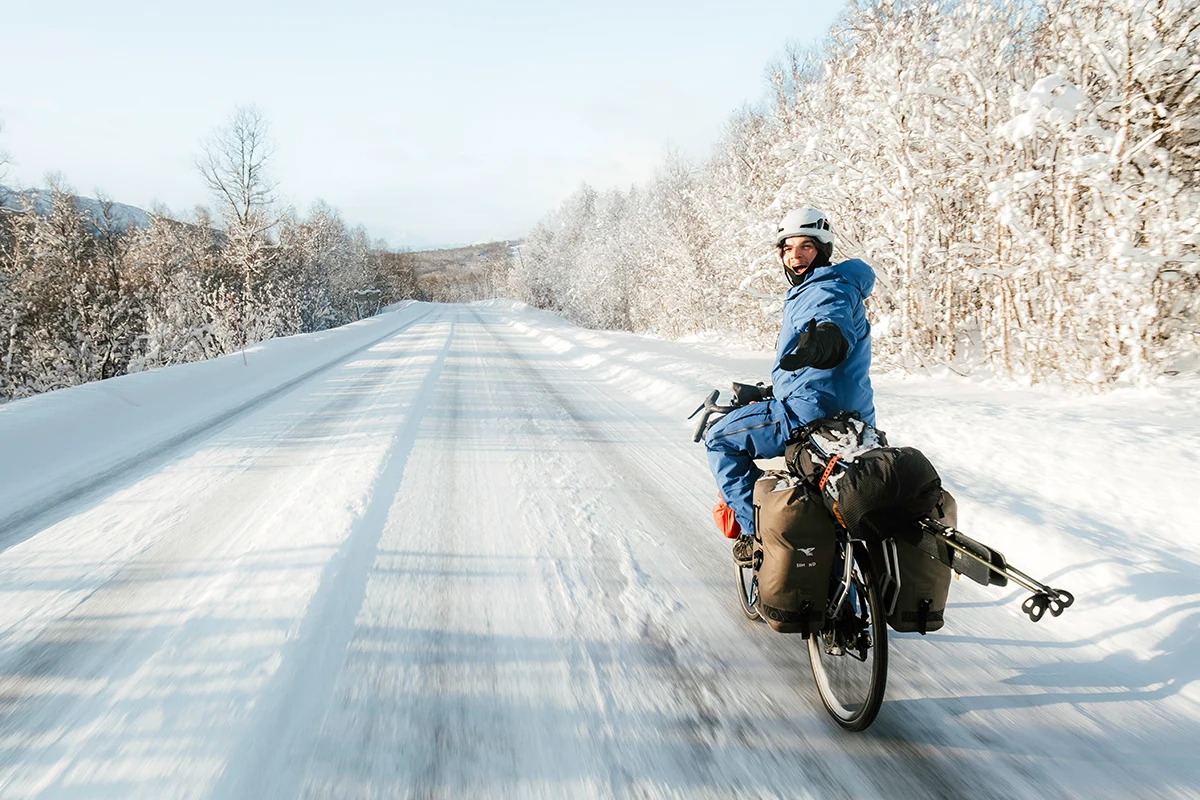 Les sacoches Touring testées ici par Jean en conditions extrêmes - photo Decathlon