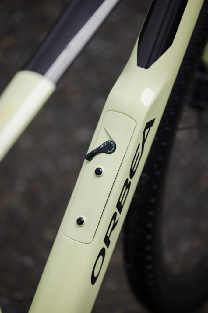 Nouvel Orbea Terra gravel en carbone - boîte de rangement dans le tube diagonal
