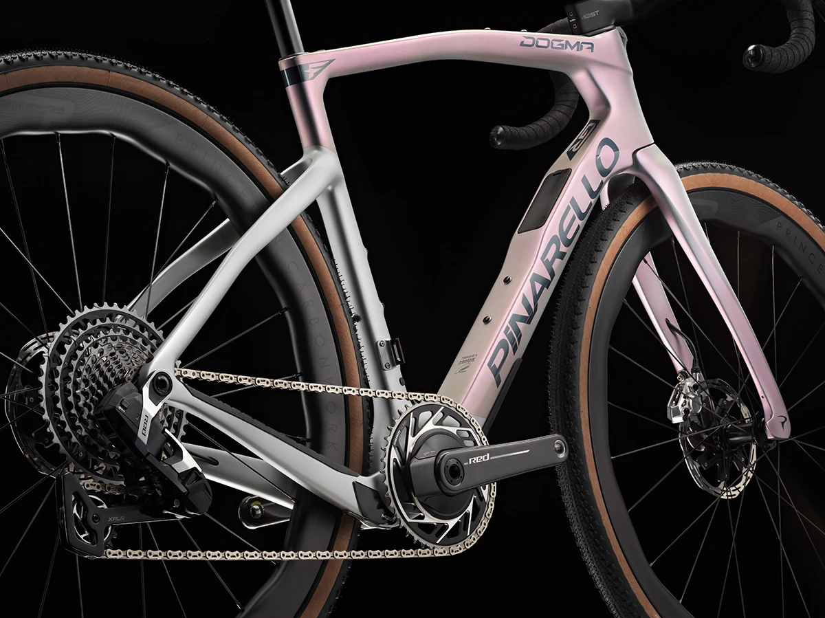 Nouveau Gravel Race Pinarello DOGMA GR - détail - Bike Café