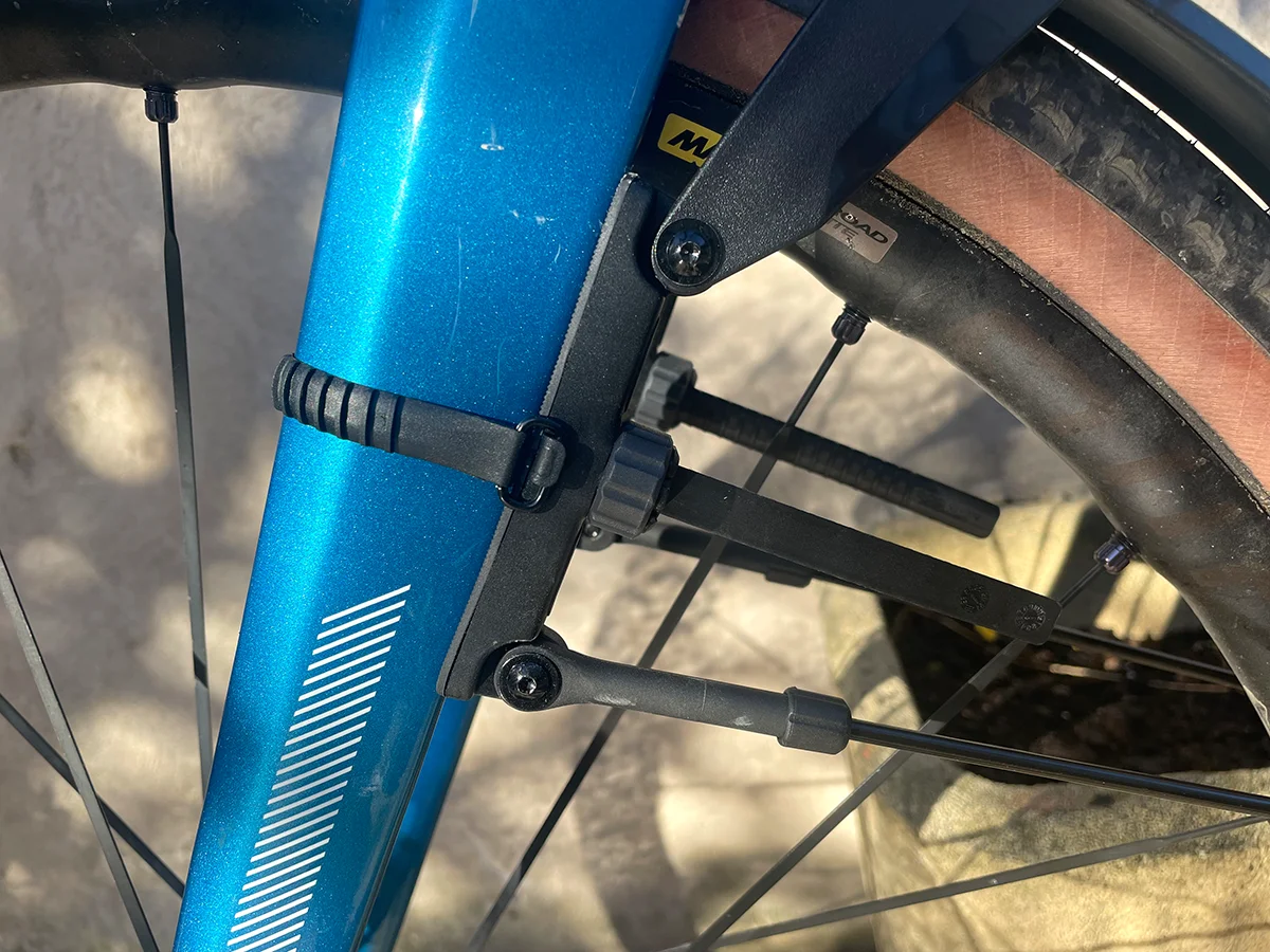 Garde-boue BBB DiscGuard : pose sur la fourche