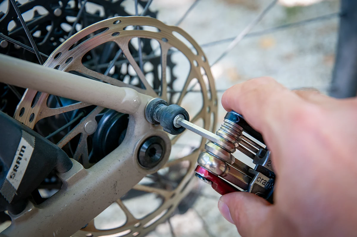 Porte-bagages ORTLIEB Quick-Rack : installation des boutons d'arrêt