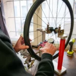 Les sorciers des roues, saison 1 : un artisan monteur Monteur de roues