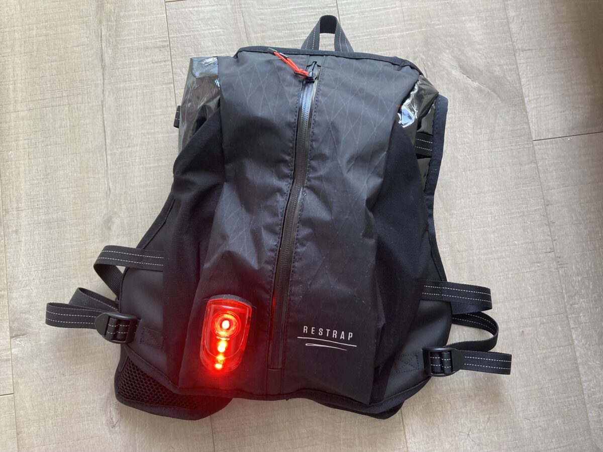 Sangle pour accroche une lampe au dos sac Restrap race hydration vest