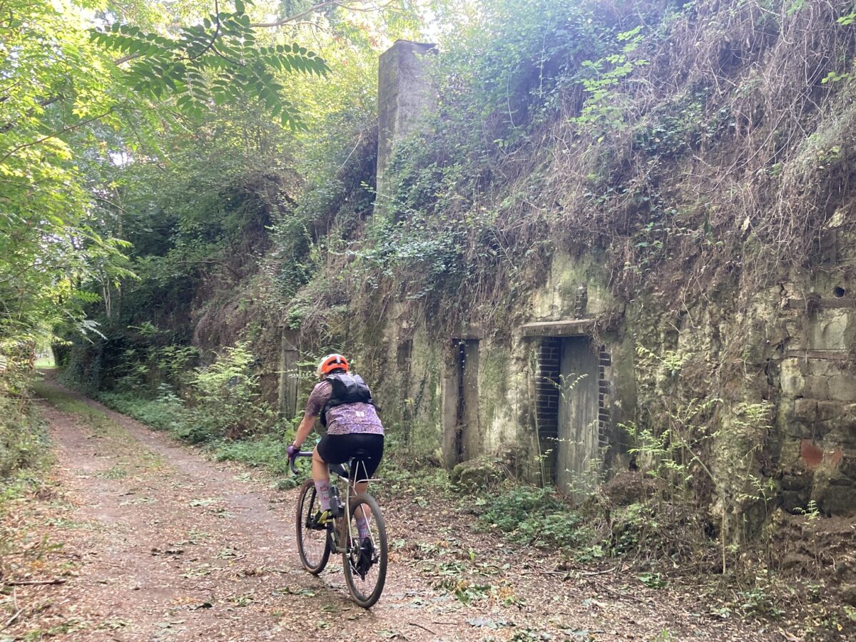 Restrap race hydration vest vu de dos sur le vélo