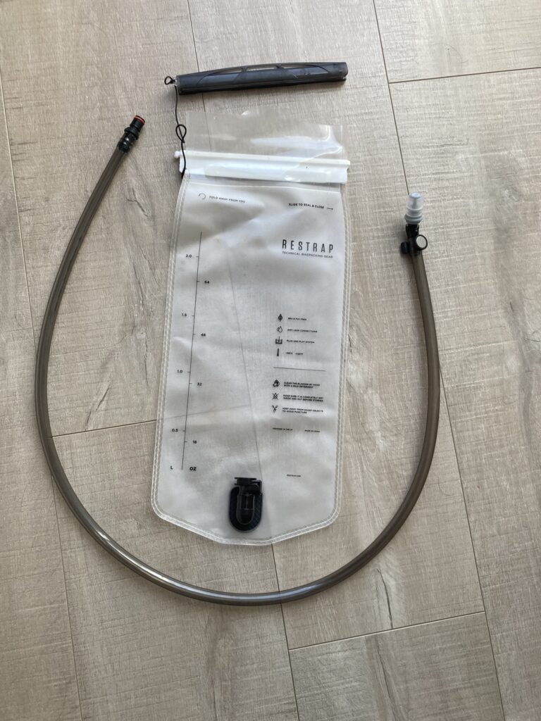 Poche à eau fournie avec tuyau amovible et embout verouillable