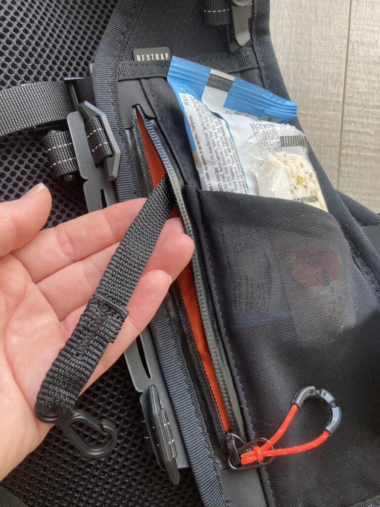 Poche sécurisée zippée avec porte-clés du sac Restrap race hydration vest