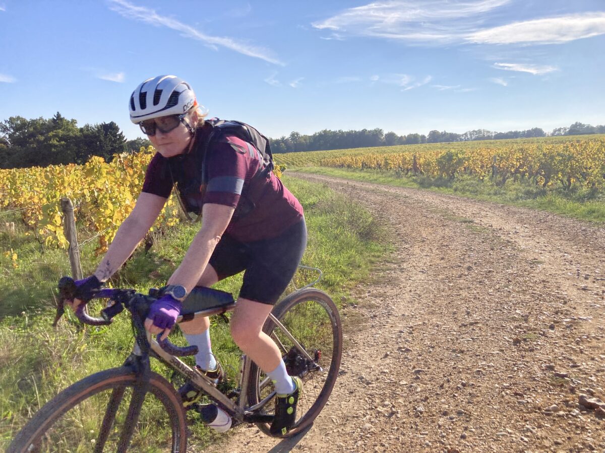 Restrap race hydration vest vu de profil sur le vélo