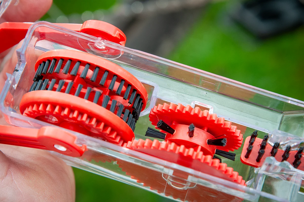 test de la Weldtite Chain Cleaning Machine - les brosses