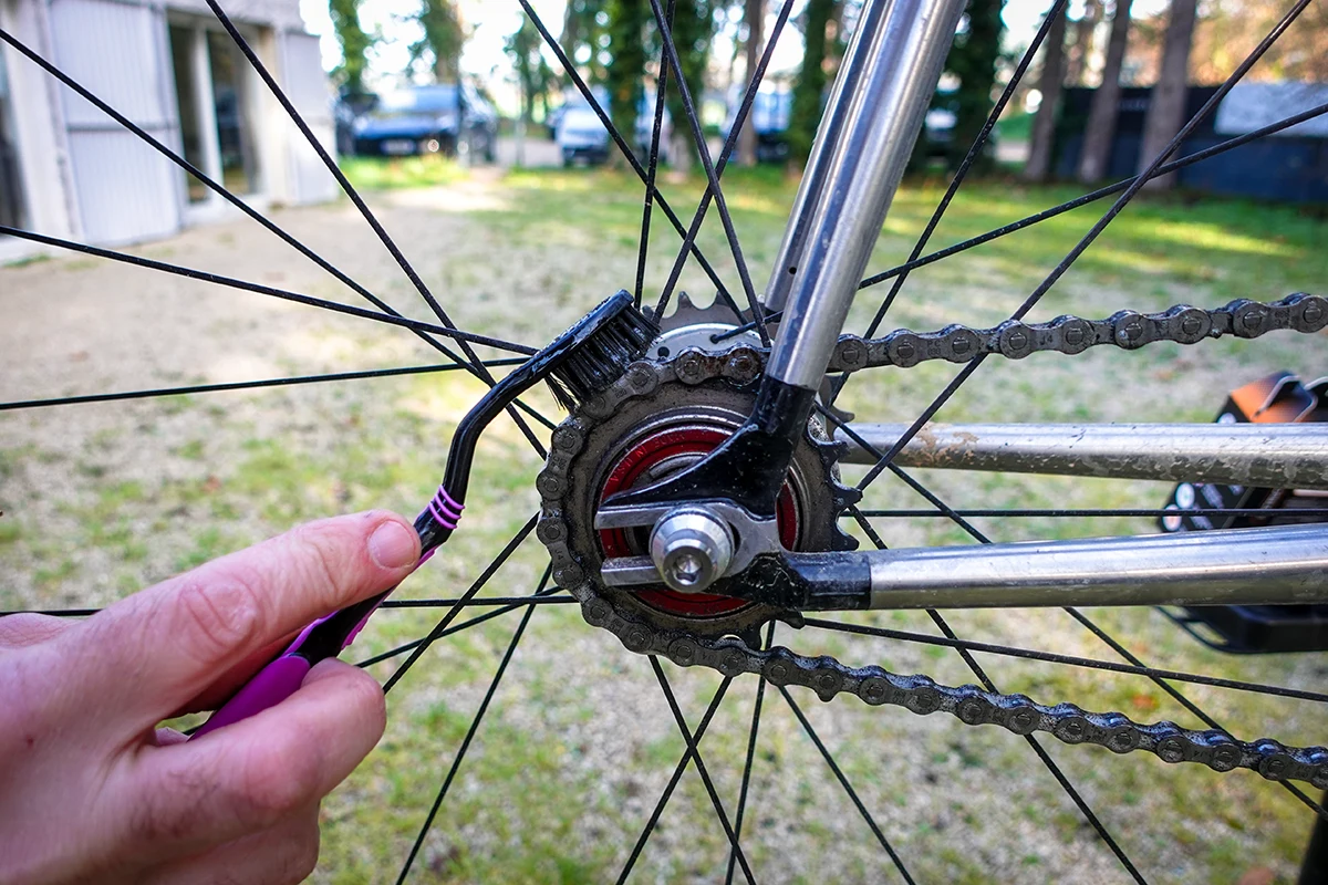 Citrus Degreaser – application du produit sur la transmission