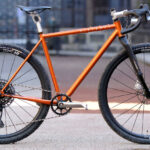 Distance 45-FS : un gravel acier avec une fourche suspendue pour l’ultra-distance