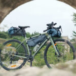 Bikepacking de l’été avec ces drôles de sacoches qui redessinent notre manière de voyager à vélo Bikepacking de l'été