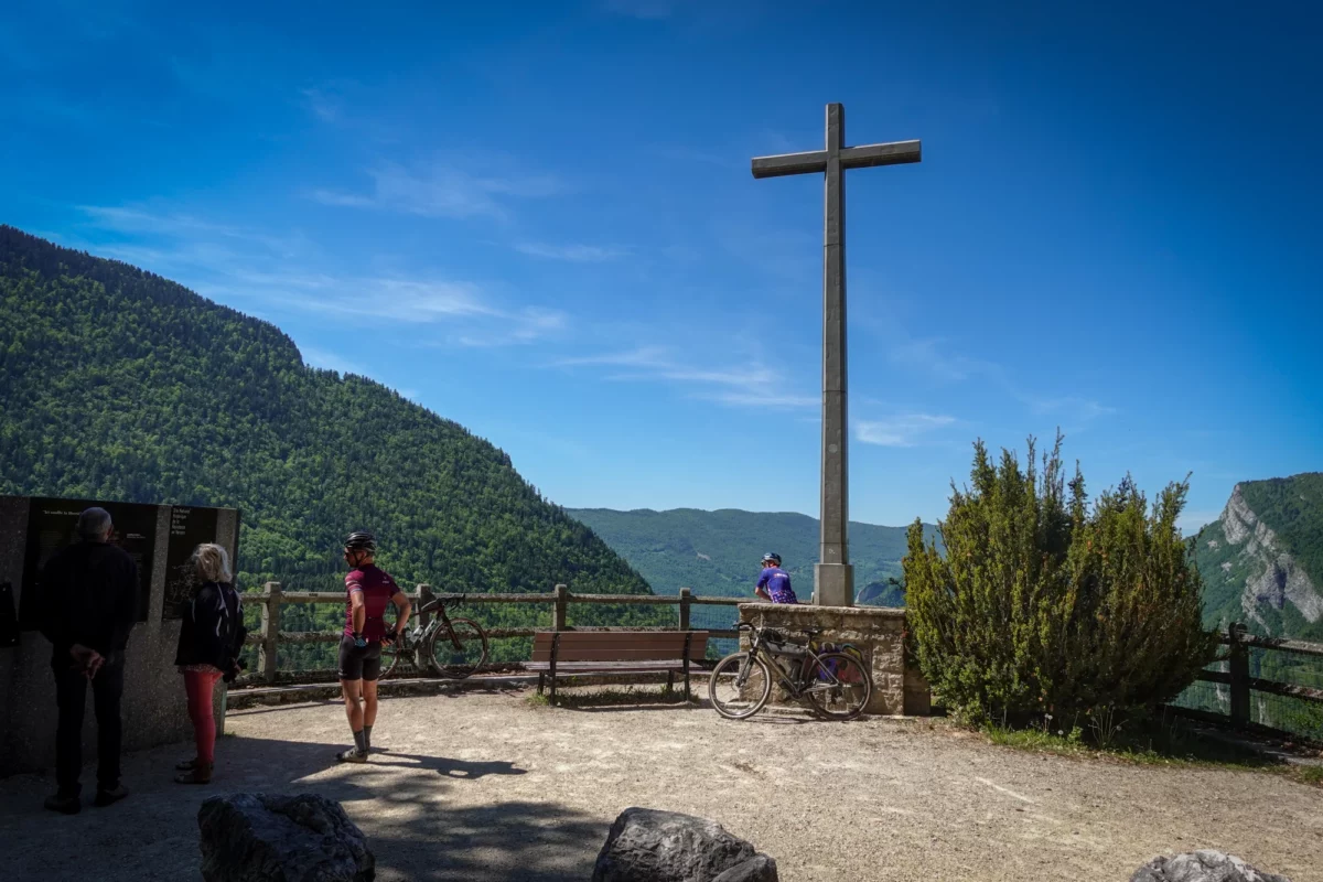 La croix du belvédère de Valchevrière sur notre itinéraire gravel