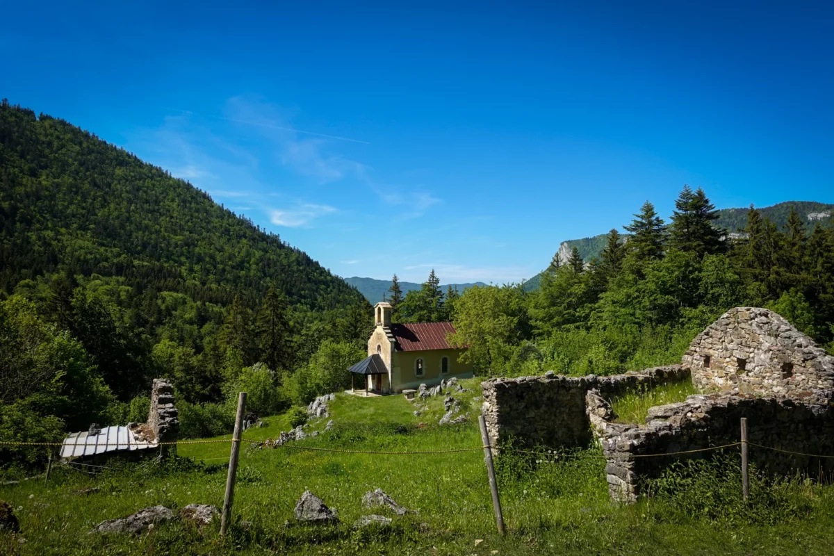 Les ruines du hameau de Valchevrière
