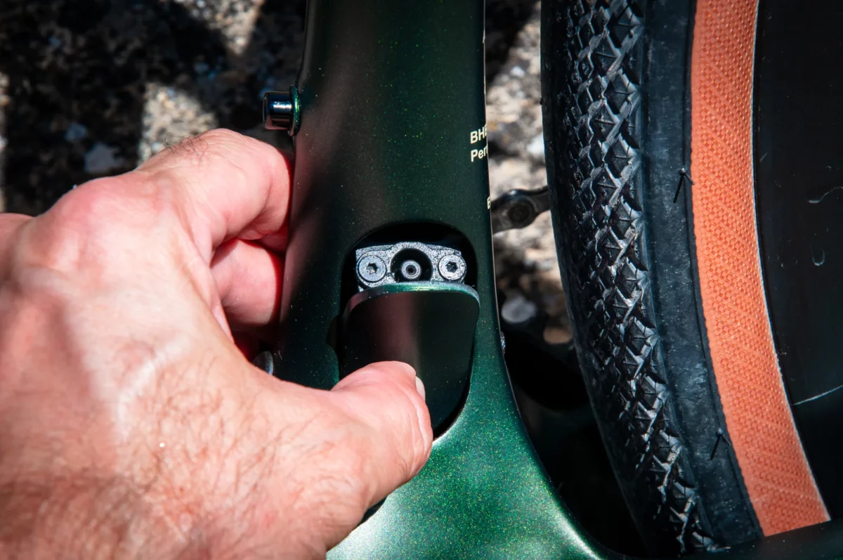 La prise de recharge du iGravelX Carbon est à la fois discrète et très fonctionnelle