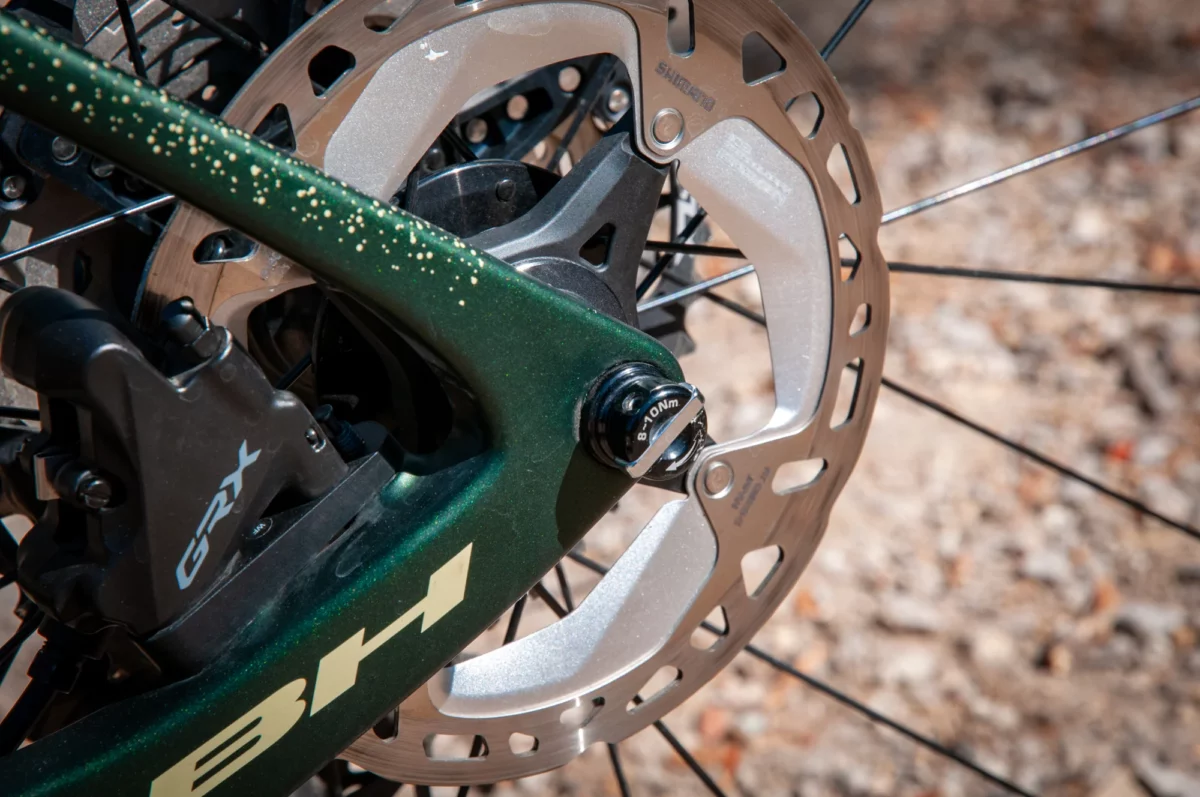 détail du BH iGravelX Carbon : les leviers de serrage