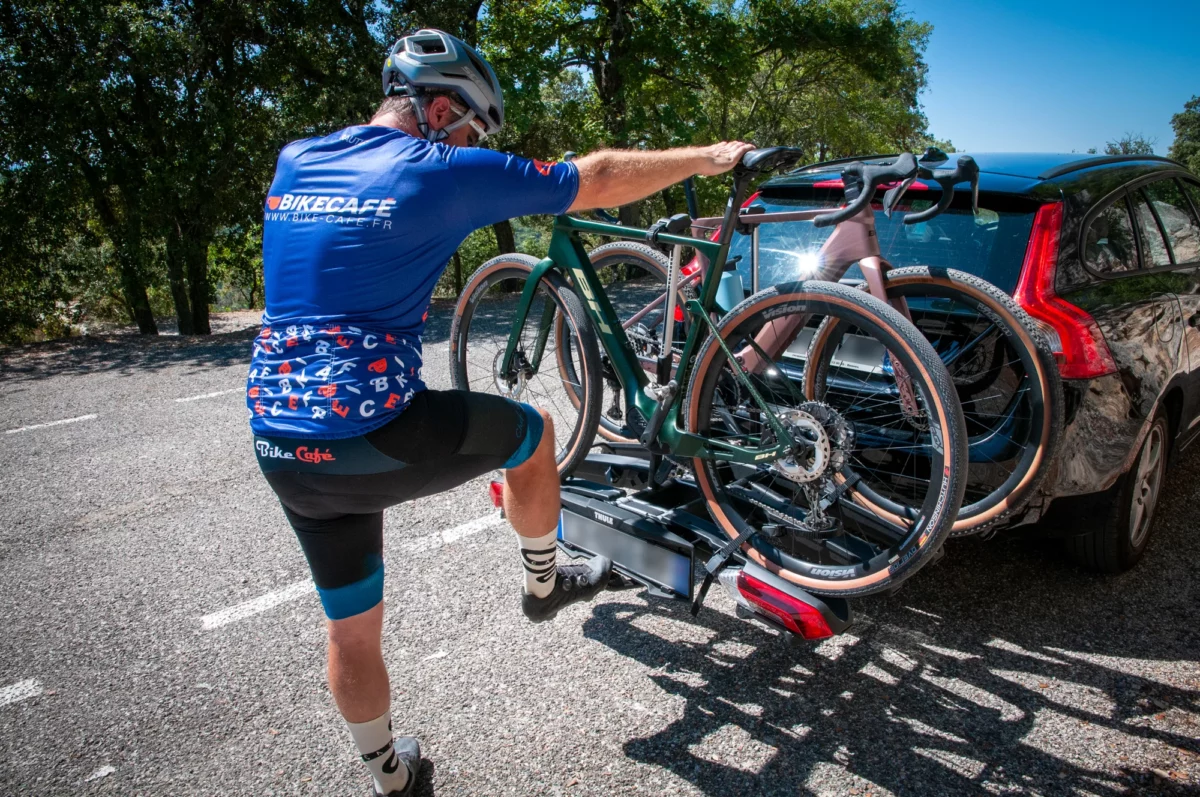 Accès au coffre et manipulation du porte-vélos Thule Epos ParkSecure