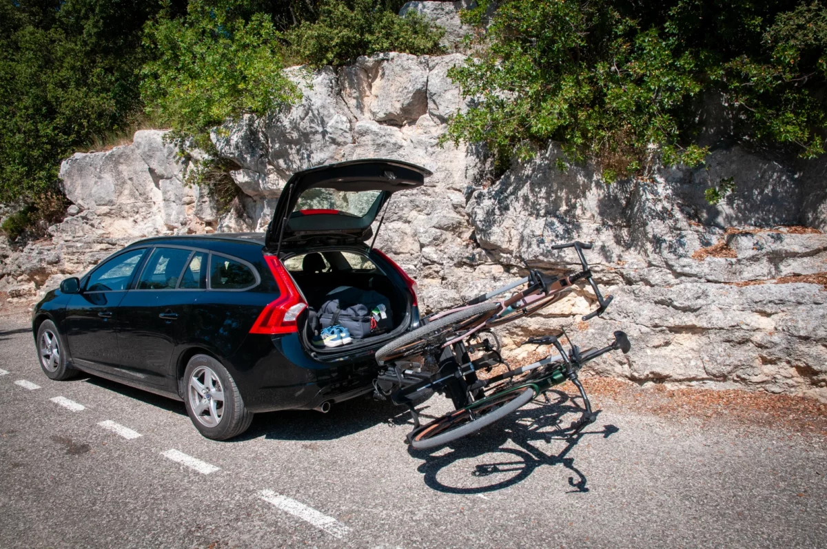 Accès au coffre et manipulation du porte-vélos Thule Epos ParkSecure