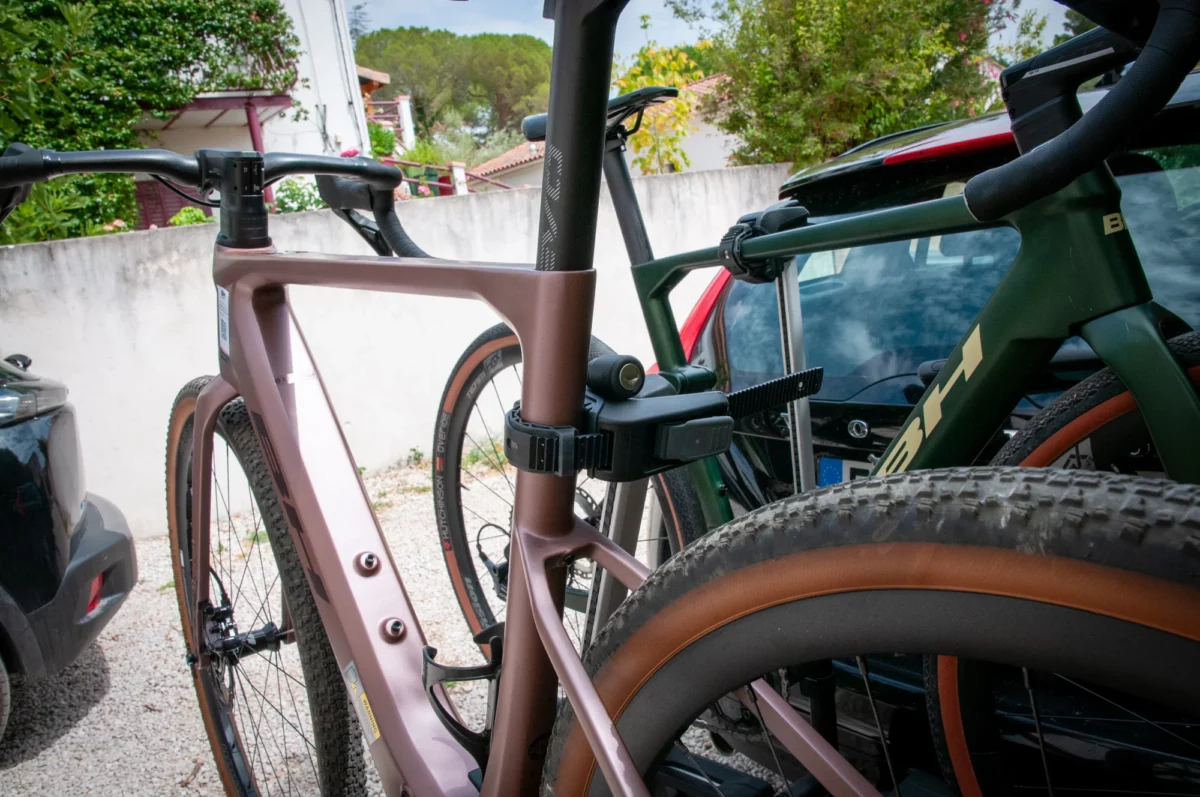 Charger les vélos sur le porte-vélos Thule Epos